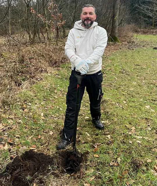 Im Oktober 2024 konnten wir erstmals an einer von unserem Kooperationspartner Plant-my-tree durchgeführten Baumpflanzaktion teilnehmen. Unter fachkundiger Anleitung haben wir in Lüdenscheid unter anderem Rotbuchen, Stileichen, Bergahorn und Douglasien in die Erde gesetzt. Auf einer Fläche, auf der in der Vergangenheit Monokulturen zur reinen Holzgewinnung gepflanzt worden waren, soll nun wieder ein gesunder Mischwald entstehen.  Im März 2025 haben Kolleginnen und Kollegen aus Lübeck zur Schaufel gegriffen und auf einer von unserem Partner Plant-my-tree ausgewiesenen Fläche in Itzehoe die stattliche Anzahl von 300 Bäumen gepflanzt. Neben dem Muskelkater kommt auch ein bisschen Stolz hinzu, uns auch in diesem Jahr wieder „Klimapartner“ nennen zu dürfen.