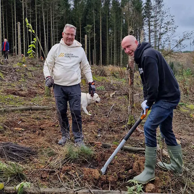Wir lassen nicht nur buddeln, nein, wir buddeln selber: Im Oktober konnten wir an einer von unserem Kooperationspartner Plant-my-tree durchgeführten Baumpflanzaktion in Lüdenscheid teilnehmen. Unter fachkundiger Anleitung haben wir unter anderem Rotbuchen, Stileichen, Bergahorn und Douglasien in die Erde gesetzt. Auf einer Fläche, auf der in der Vergangenheit Monokulturen zur reinen Holzgewinnung gepflanzt worden waren, soll nun wieder ein gesunder Mischwald entstehen. Ein tolles Erlebnis, das uns die wichtige Arbeit von Plant-my-tree noch einmal so richtig vor Augen geführt hat!