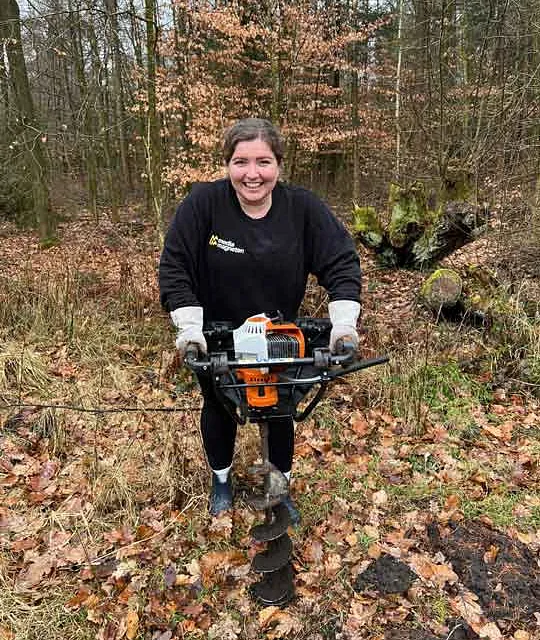 Im Oktober 2024 konnten wir erstmals an einer von unserem Kooperationspartner Plant-my-tree durchgeführten Baumpflanzaktion teilnehmen. Unter fachkundiger Anleitung haben wir in Lüdenscheid unter anderem Rotbuchen, Stileichen, Bergahorn und Douglasien in die Erde gesetzt. Auf einer Fläche, auf der in der Vergangenheit Monokulturen zur reinen Holzgewinnung gepflanzt worden waren, soll nun wieder ein gesunder Mischwald entstehen.  Im März 2025 haben Kolleginnen und Kollegen aus Lübeck zur Schaufel gegriffen und auf einer von unserem Partner Plant-my-tree ausgewiesenen Fläche in Itzehoe die stattliche Anzahl von 300 Bäumen gepflanzt. Neben dem Muskelkater kommt auch ein bisschen Stolz hinzu, uns auch in diesem Jahr wieder „Klimapartner“ nennen zu dürfen.