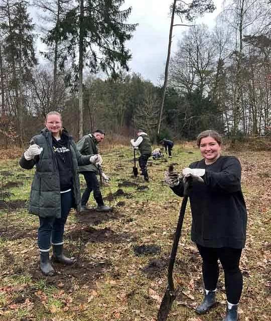 Im Oktober 2024 konnten wir erstmals an einer von unserem Kooperationspartner Plant-my-tree durchgeführten Baumpflanzaktion teilnehmen. Unter fachkundiger Anleitung haben wir in Lüdenscheid unter anderem Rotbuchen, Stileichen, Bergahorn und Douglasien in die Erde gesetzt. Auf einer Fläche, auf der in der Vergangenheit Monokulturen zur reinen Holzgewinnung gepflanzt worden waren, soll nun wieder ein gesunder Mischwald entstehen.  Im März 2025 haben Kolleginnen und Kollegen aus Lübeck zur Schaufel gegriffen und auf einer von unserem Partner Plant-my-tree ausgewiesenen Fläche in Itzehoe die stattliche Anzahl von 300 Bäumen gepflanzt. Neben dem Muskelkater kommt auch ein bisschen Stolz hinzu, uns auch in diesem Jahr wieder „Klimapartner“ nennen zu dürfen.