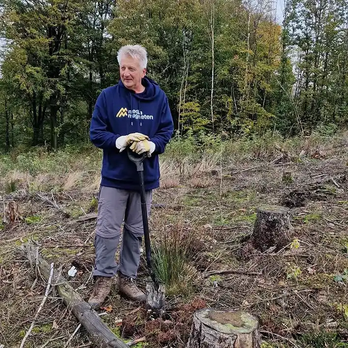 Wir lassen nicht nur buddeln, nein, wir buddeln selber: Im Oktober konnten wir an einer von unserem Kooperationspartner Plant-my-tree durchgeführten Baumpflanzaktion in Lüdenscheid teilnehmen. Unter fachkundiger Anleitung haben wir unter anderem Rotbuchen, Stileichen, Bergahorn und Douglasien in die Erde gesetzt. Auf einer Fläche, auf der in der Vergangenheit Monokulturen zur reinen Holzgewinnung gepflanzt worden waren, soll nun wieder ein gesunder Mischwald entstehen. Ein tolles Erlebnis, das uns die wichtige Arbeit von Plant-my-tree noch einmal so richtig vor Augen geführt hat!