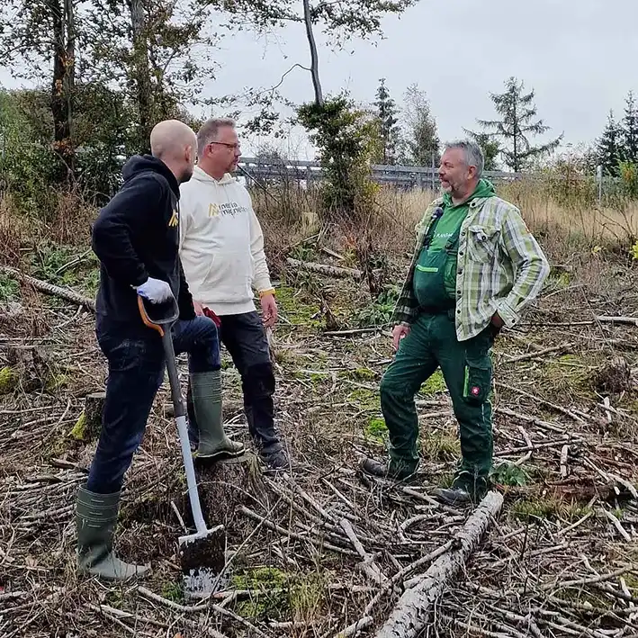 Wir lassen nicht nur buddeln, nein, wir buddeln selber: Im Oktober konnten wir an einer von unserem Kooperationspartner Plant-my-tree durchgeführten Baumpflanzaktion in Lüdenscheid teilnehmen. Unter fachkundiger Anleitung haben wir unter anderem Rotbuchen, Stileichen, Bergahorn und Douglasien in die Erde gesetzt. Auf einer Fläche, auf der in der Vergangenheit Monokulturen zur reinen Holzgewinnung gepflanzt worden waren, soll nun wieder ein gesunder Mischwald entstehen. Ein tolles Erlebnis, das uns die wichtige Arbeit von Plant-my-tree noch einmal so richtig vor Augen geführt hat!