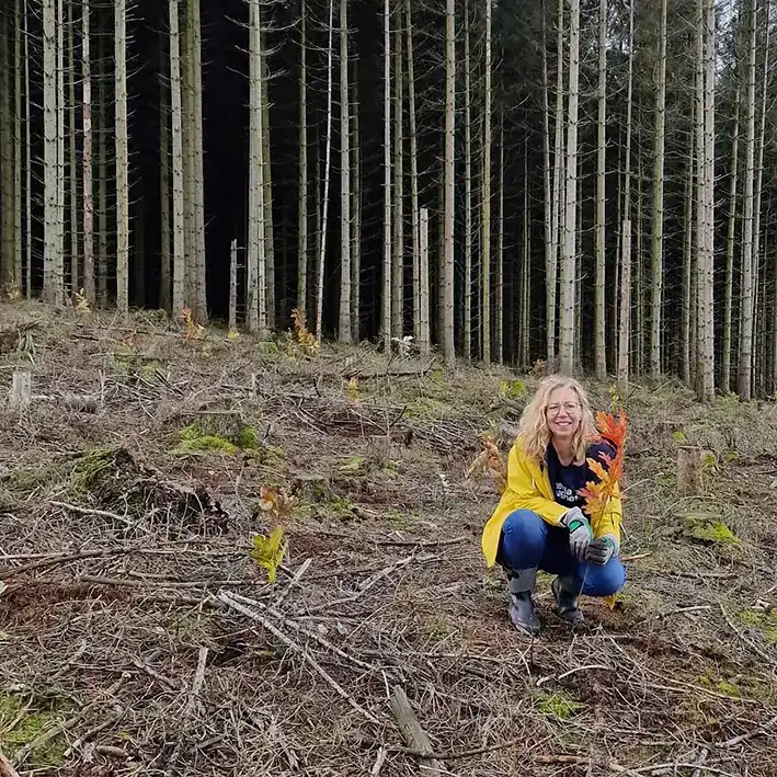 Wir lassen nicht nur buddeln, nein, wir buddeln selber: Im Oktober konnten wir an einer von unserem Kooperationspartner Plant-my-tree durchgeführten Baumpflanzaktion in Lüdenscheid teilnehmen. Unter fachkundiger Anleitung haben wir unter anderem Rotbuchen, Stileichen, Bergahorn und Douglasien in die Erde gesetzt. Auf einer Fläche, auf der in der Vergangenheit Monokulturen zur reinen Holzgewinnung gepflanzt worden waren, soll nun wieder ein gesunder Mischwald entstehen. Ein tolles Erlebnis, das uns die wichtige Arbeit von Plant-my-tree noch einmal so richtig vor Augen geführt hat!
