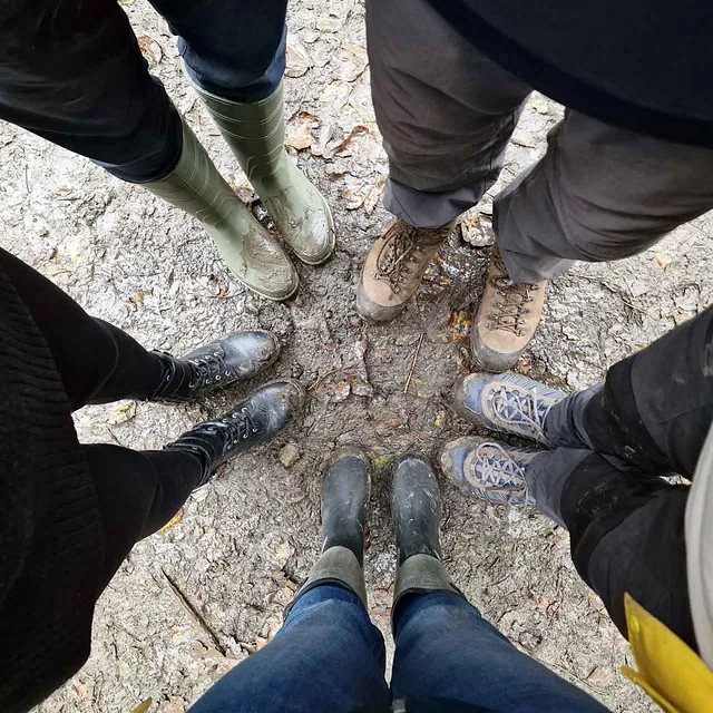 Wir lassen nicht nur buddeln, nein, wir buddeln selber: Im Oktober konnten wir an einer von unserem Kooperationspartner Plant-my-tree durchgeführten Baumpflanzaktion in Lüdenscheid teilnehmen. Unter fachkundiger Anleitung haben wir unter anderem Rotbuchen, Stileichen, Bergahorn und Douglasien in die Erde gesetzt. Auf einer Fläche, auf der in der Vergangenheit Monokulturen zur reinen Holzgewinnung gepflanzt worden waren, soll nun wieder ein gesunder Mischwald entstehen. Ein tolles Erlebnis, das uns die wichtige Arbeit von Plant-my-tree noch einmal so richtig vor Augen geführt hat!