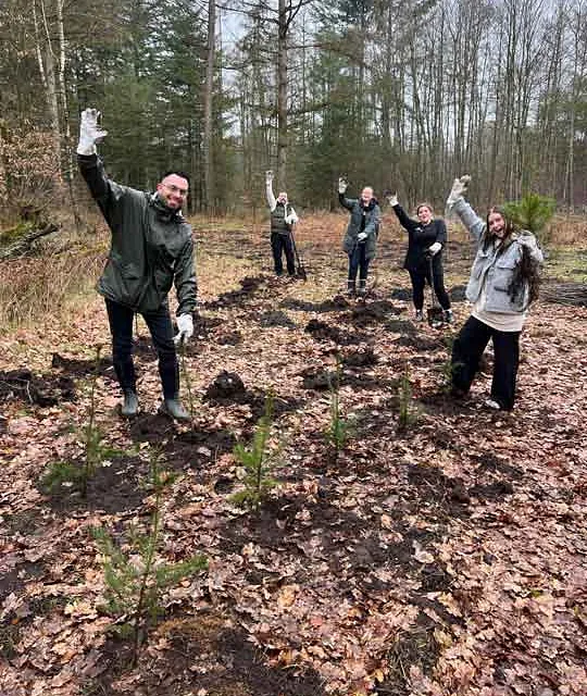Im Oktober 2024 konnten wir erstmals an einer von unserem Kooperationspartner Plant-my-tree durchgeführten Baumpflanzaktion teilnehmen. Unter fachkundiger Anleitung haben wir in Lüdenscheid unter anderem Rotbuchen, Stileichen, Bergahorn und Douglasien in die Erde gesetzt. Auf einer Fläche, auf der in der Vergangenheit Monokulturen zur reinen Holzgewinnung gepflanzt worden waren, soll nun wieder ein gesunder Mischwald entstehen.  Im März 2025 haben Kolleginnen und Kollegen aus Lübeck zur Schaufel gegriffen und auf einer von unserem Partner Plant-my-tree ausgewiesenen Fläche in Itzehoe die stattliche Anzahl von 300 Bäumen gepflanzt. Neben dem Muskelkater kommt auch ein bisschen Stolz hinzu, uns auch in diesem Jahr wieder „Klimapartner“ nennen zu dürfen.