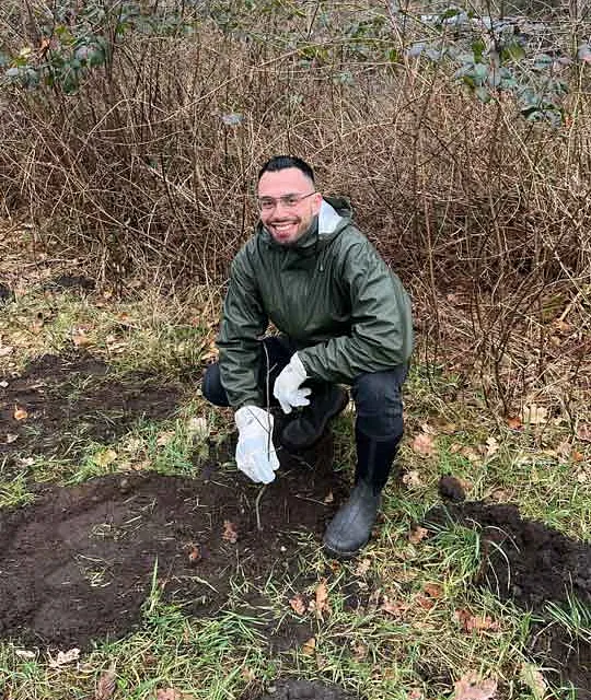 Im Oktober 2024 konnten wir erstmals an einer von unserem Kooperationspartner Plant-my-tree durchgeführten Baumpflanzaktion teilnehmen. Unter fachkundiger Anleitung haben wir in Lüdenscheid unter anderem Rotbuchen, Stileichen, Bergahorn und Douglasien in die Erde gesetzt. Auf einer Fläche, auf der in der Vergangenheit Monokulturen zur reinen Holzgewinnung gepflanzt worden waren, soll nun wieder ein gesunder Mischwald entstehen.  Im März 2025 haben Kolleginnen und Kollegen aus Lübeck zur Schaufel gegriffen und auf einer von unserem Partner Plant-my-tree ausgewiesenen Fläche in Itzehoe die stattliche Anzahl von 300 Bäumen gepflanzt. Neben dem Muskelkater kommt auch ein bisschen Stolz hinzu, uns auch in diesem Jahr wieder „Klimapartner“ nennen zu dürfen.