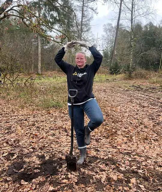 Im Oktober 2024 konnten wir erstmals an einer von unserem Kooperationspartner Plant-my-tree durchgeführten Baumpflanzaktion teilnehmen. Unter fachkundiger Anleitung haben wir in Lüdenscheid unter anderem Rotbuchen, Stileichen, Bergahorn und Douglasien in die Erde gesetzt. Auf einer Fläche, auf der in der Vergangenheit Monokulturen zur reinen Holzgewinnung gepflanzt worden waren, soll nun wieder ein gesunder Mischwald entstehen.  Im März 2025 haben Kolleginnen und Kollegen aus Lübeck zur Schaufel gegriffen und auf einer von unserem Partner Plant-my-tree ausgewiesenen Fläche in Itzehoe die stattliche Anzahl von 300 Bäumen gepflanzt. Neben dem Muskelkater kommt auch ein bisschen Stolz hinzu, uns auch in diesem Jahr wieder „Klimapartner“ nennen zu dürfen.